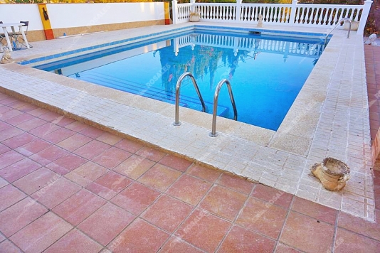 Gran chalet con piscina y amplias zonas de recreo.