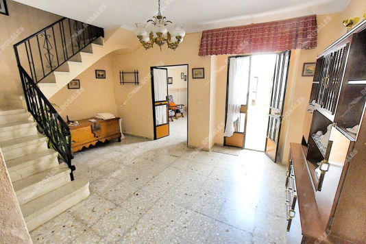 Casa muy bien situada, con patio.