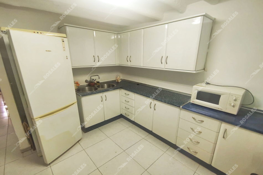 Casa junto al parque, muy bien situada.