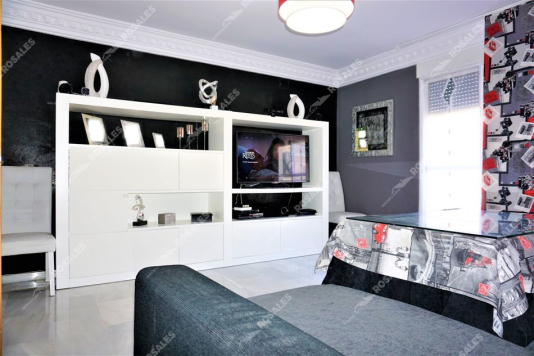 Gran piso con 4 dormitorios y patio.