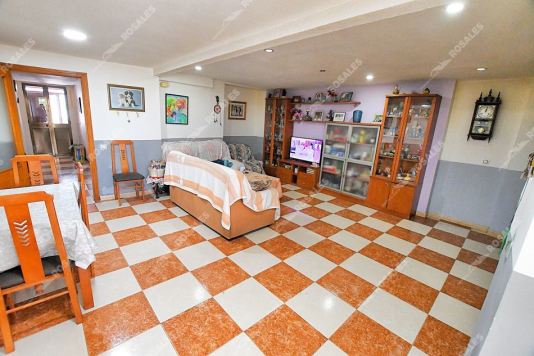 Gran casa con amplio patio y cochera.