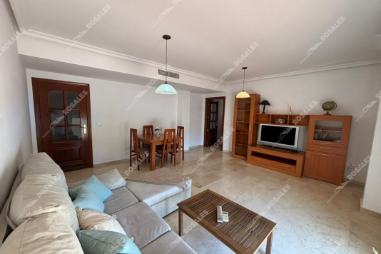 Excelente piso con ascensor y cochera cerrada.