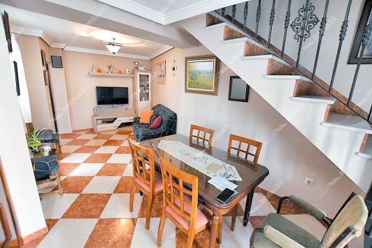 Casa en perfecto estado con dos patios.