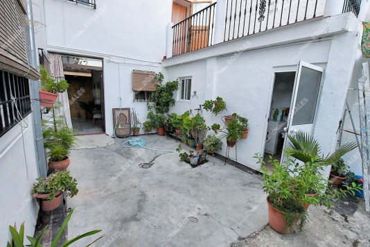 Gran casa señorial con amplios patios.