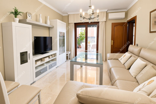 Casa en perfecto estado con cochera cerrada.